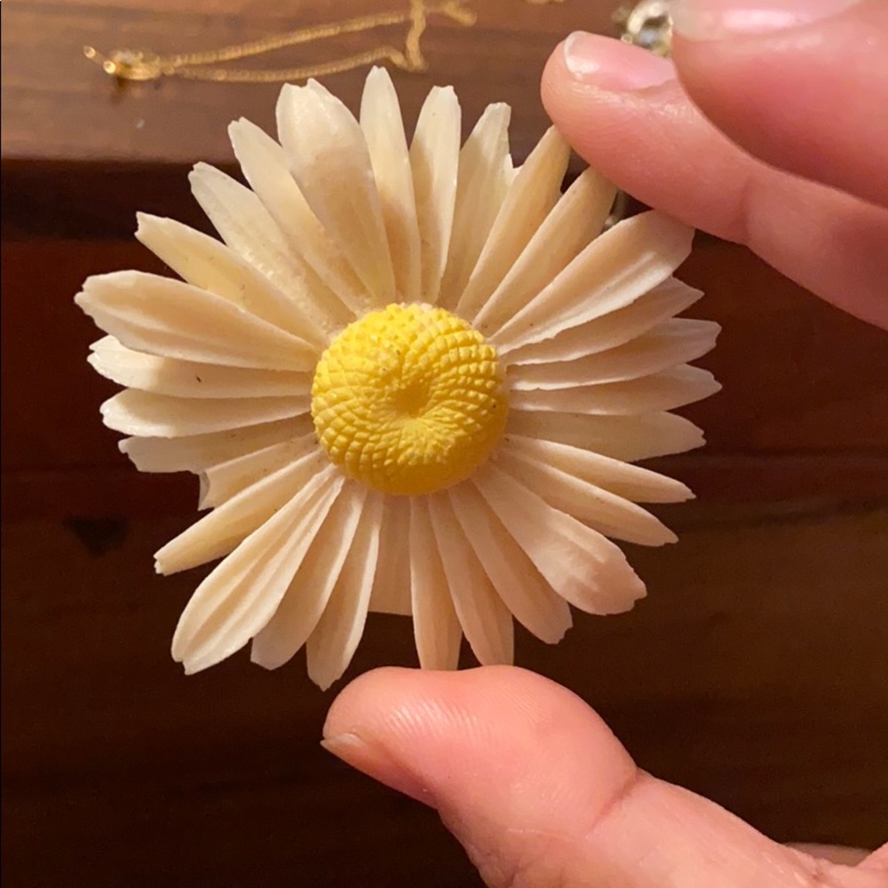 Daisy brooch